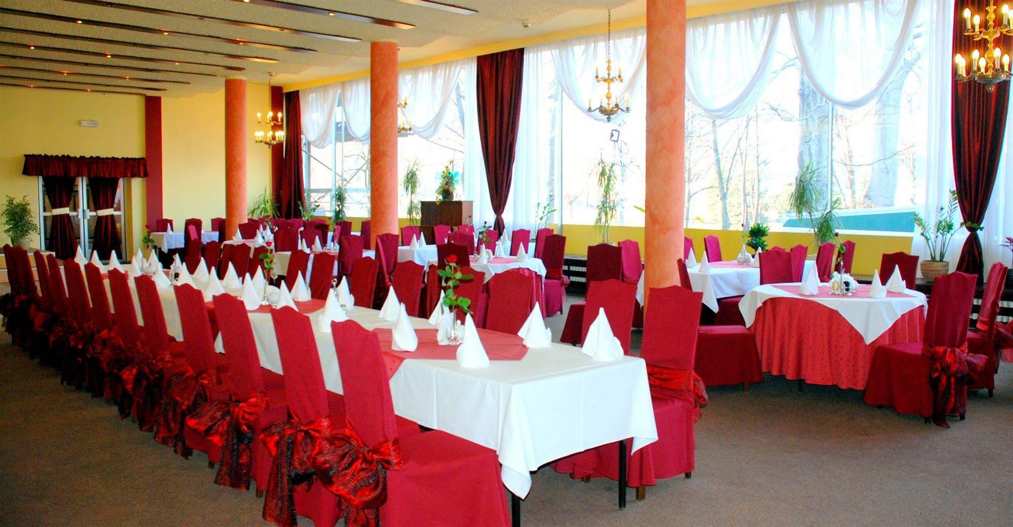 Voco Katowice By Ihg Hotel Bagian luar foto